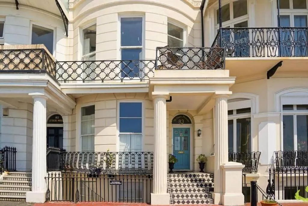 Stunning Seafront Apartment 브라이턴